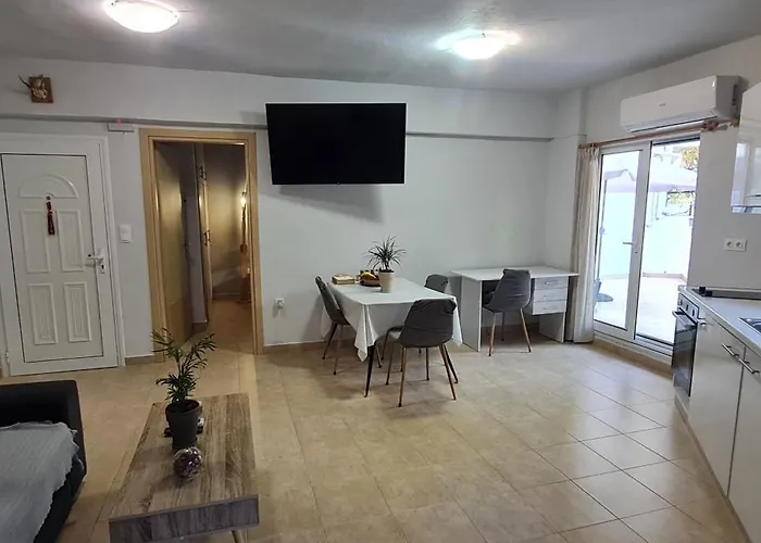 Annie\'S Apartment