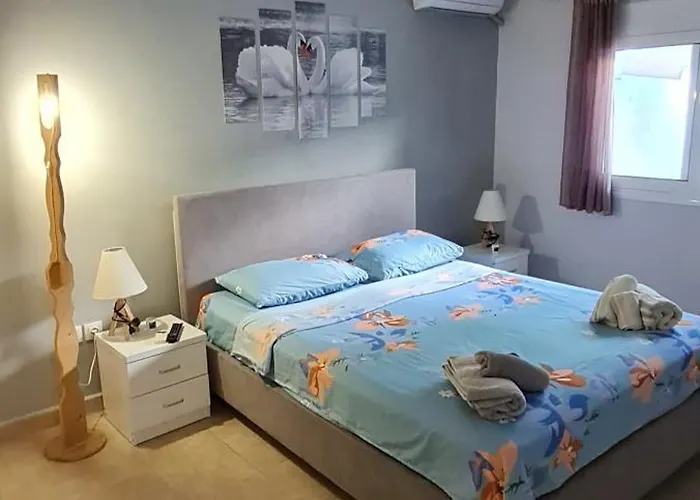 Annie\'S Apartment